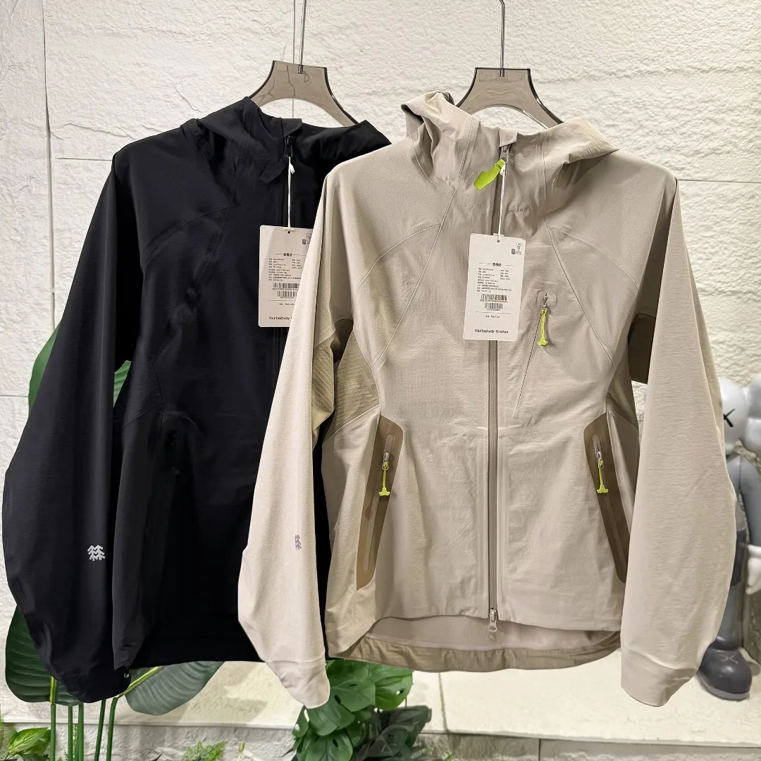 [Premium Replica] KOLON SPORT/Kolon men's and women's waterproof and windproof FLEX M 1 double-layer woven soft shell sports casual jacket MONT/AGESeries hard shell jacket As an old outdoor fan, I have always been very confident about KOLON's quality control. This limited edition is even more functional and beautiful. ✅The soft shell fabric is amazing, windproof and breathable. The temperature difference between morning and evening is large recently. Wearing it to commute is not boring at all, and it is completely comfortable to go hiking directly after work. ✅The fluorescent green zipper puller is the finishing touch. The basic color of light Khaki is not monotonous. It is low-key and reveals a sense of small design, and the details are ecstatic. ✅The hooded version is super fitting and will not collapse, making your head look bigger. Paired with yoga pants, it is a casual outdoor style. Paired with suit pants, you can instantly transform into an urban commuter. You can wear multiple clothes in one outfit. ✅The pocket design is super considerate. The side pockets are deep enough to hold your mobile phone without shaking. The small zipper pocket on the chest can also hold lipstick keys, so you don’t need to carry a small bag when going out. The point is the limited edition! With a slow and slow rhythm, I have given it to all the sisters around me. I will really regret it if I don't use it. Designed for complex terrain and dynamic exploration. Men's soft-shell module that provides free elasticity and structural support. Intelligent partition splicing. Uses double-layer woven soft-shell fabric imported from Japan. Optimized partition function. Ensures body protection and moisture permeability for underarm activities. Unique design details. Series arc dividing line design. With customized accessories. YKK invisible zippers and reflective NIFCO buckles. Full of outdoor aesthetic style and protection. Sizes m l xl xxl xxxl